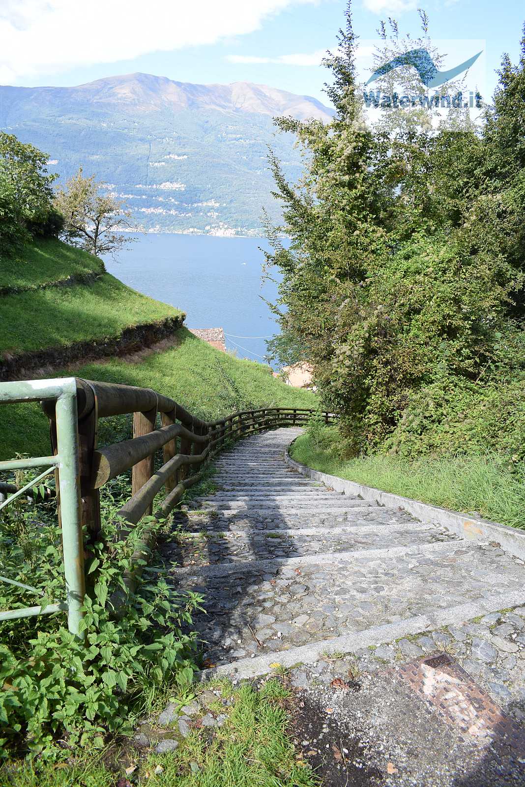 Svolta che scende ad Oro da imboccare - Sentiero del Viandante (lago di Como): Bellano - Dervio
