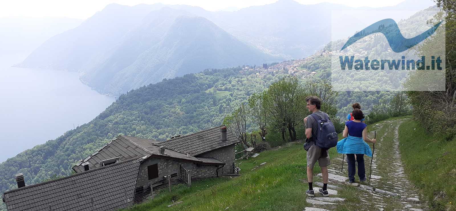 Scendendo verso Corniga, lungo il sentiero n. 3 - Pigra - Alpe di Colonno