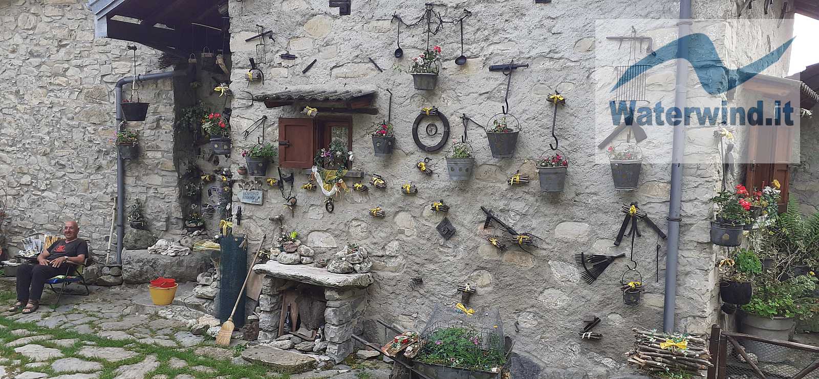 Casa tipica a Corniga, lungo il sentiero n. 3 - Pigra - Alpe di Colonno