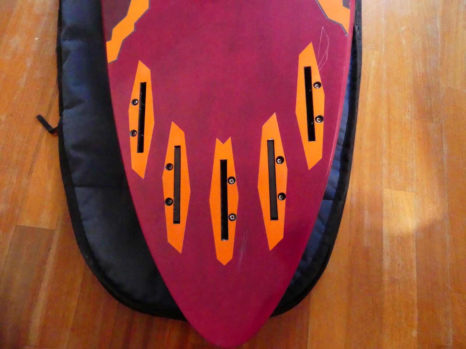 Windsurf, test: Tabou Da Curve 88 2025. Particolare della carena, con le 5 scasse slot box P1210514