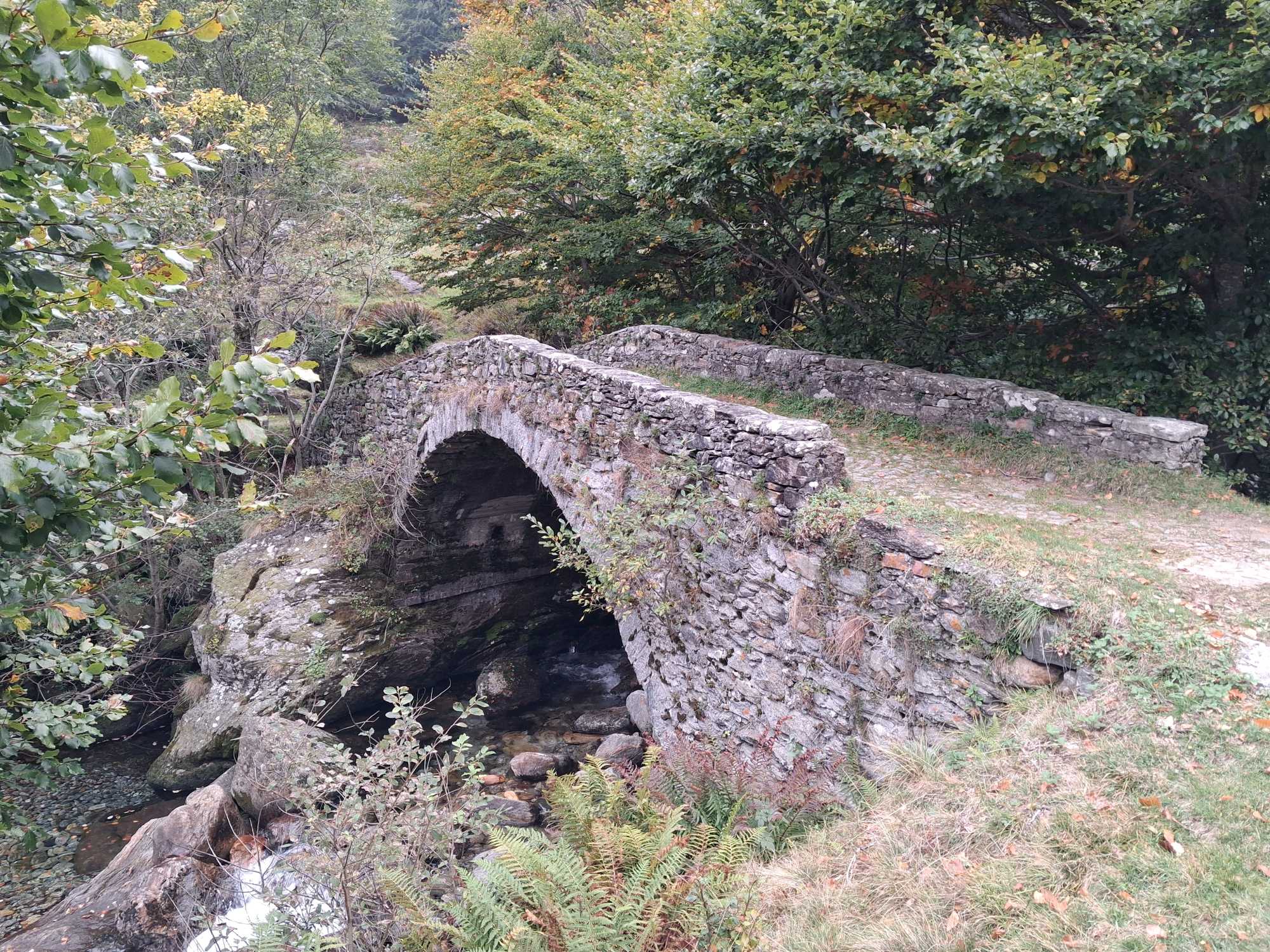 Trekking: da Livo al Lago di Darengo ed alla Capanna Como. Il Ponte romano di Pianezza 20260926 114335