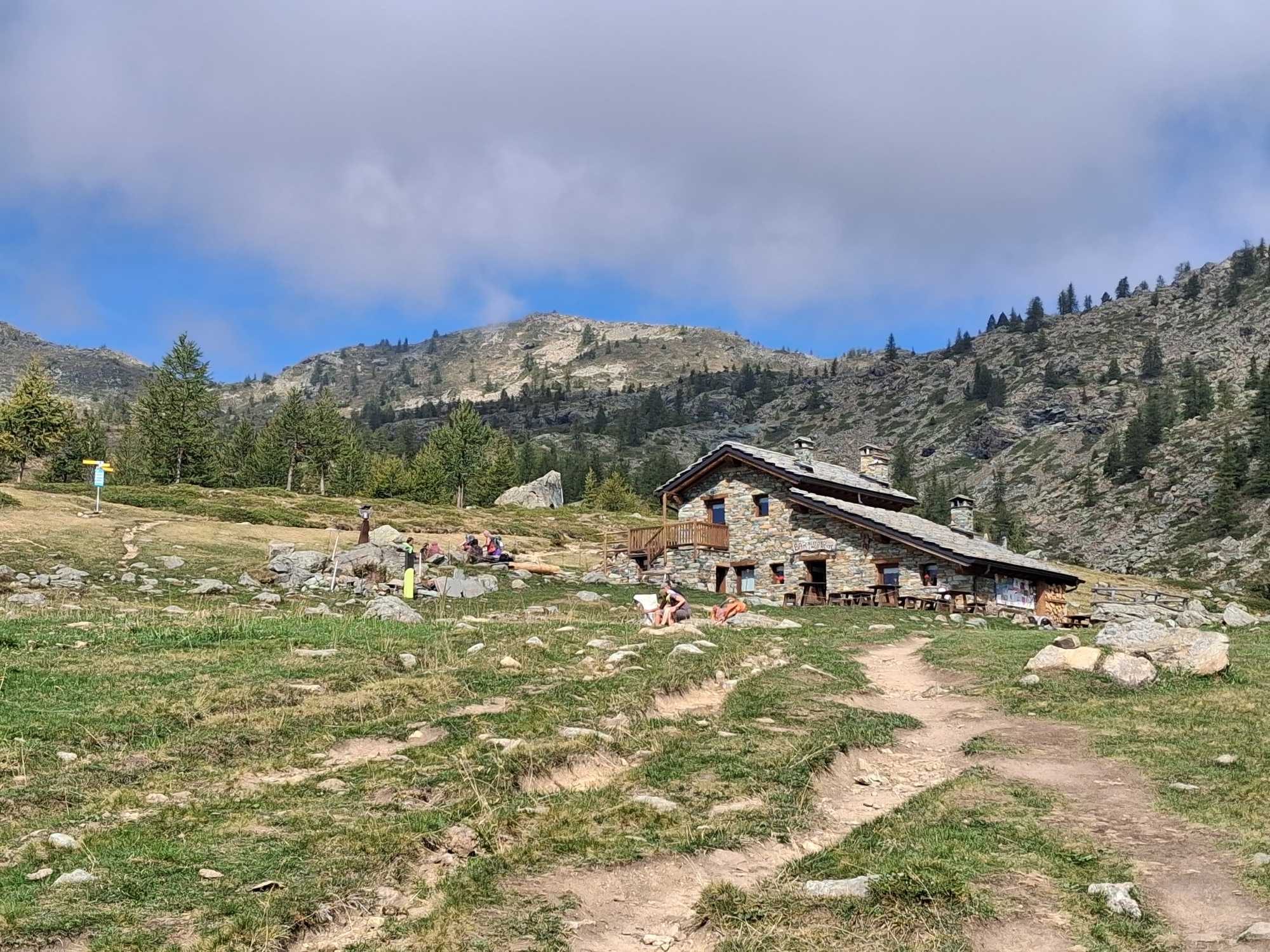 Trekking: da Champorcher al Rifugio Barbustel (Parco del Monte Avic, Valle d'Aosta). Il Ristoro al Lago Muffè 20260913 115442