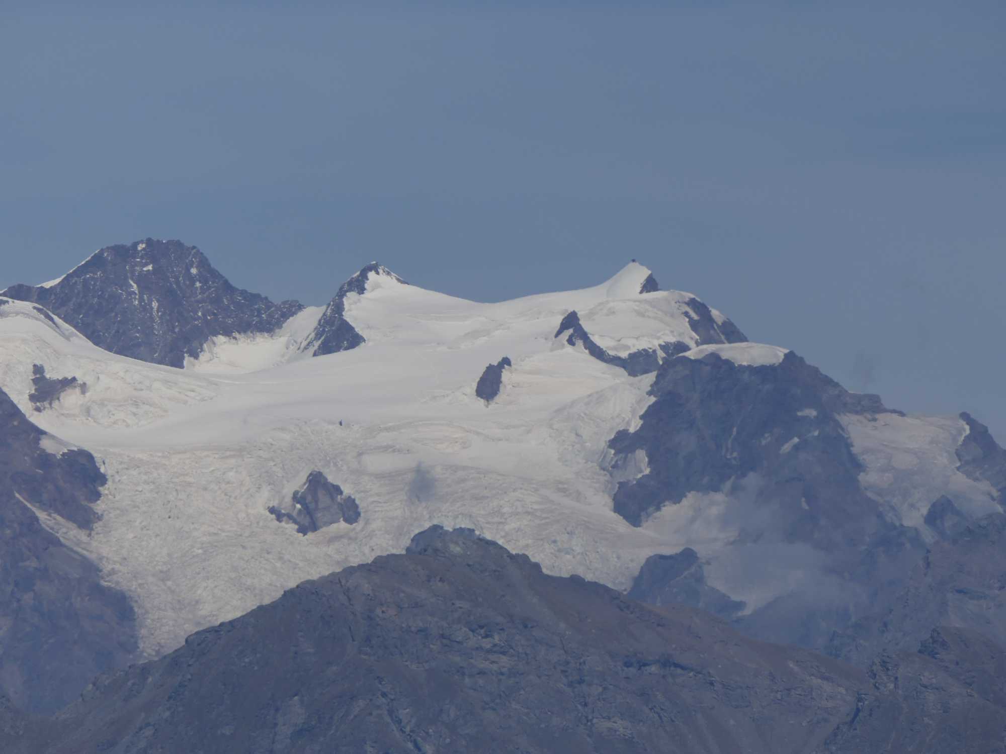 Trekking: da Champorcher al Rifugio Barbustel (Parco del Monte Avic, Valle d'Aosta). Il Monte Rosa dal Rifugio 20260913 132541