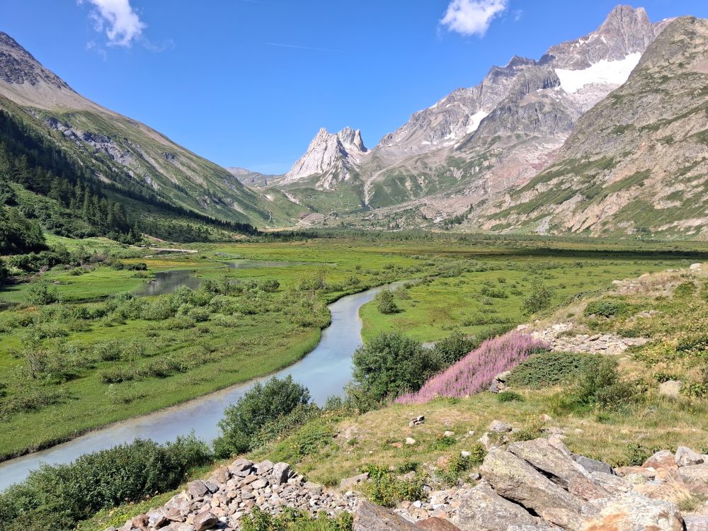 Tour du Mont Blanche: dal Rifugio Combal al Rifugio Maison Veille, Val Veny (Aosta). La piana davanti al Rifugio Combal 20260802 110652