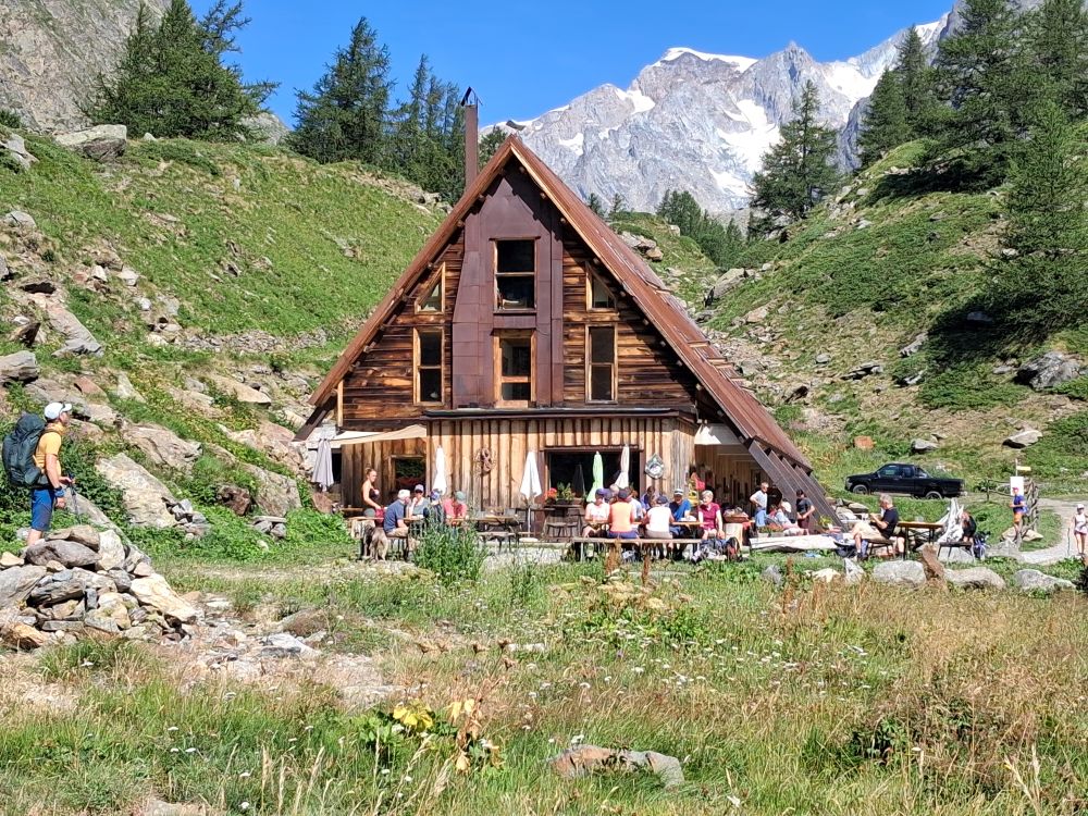 Tour du Mont Blanche: dal Rifugio Combal al Rifugio Maison Veille, Val Veny (Aosta). Il Rifugio Combal 20260802 110924